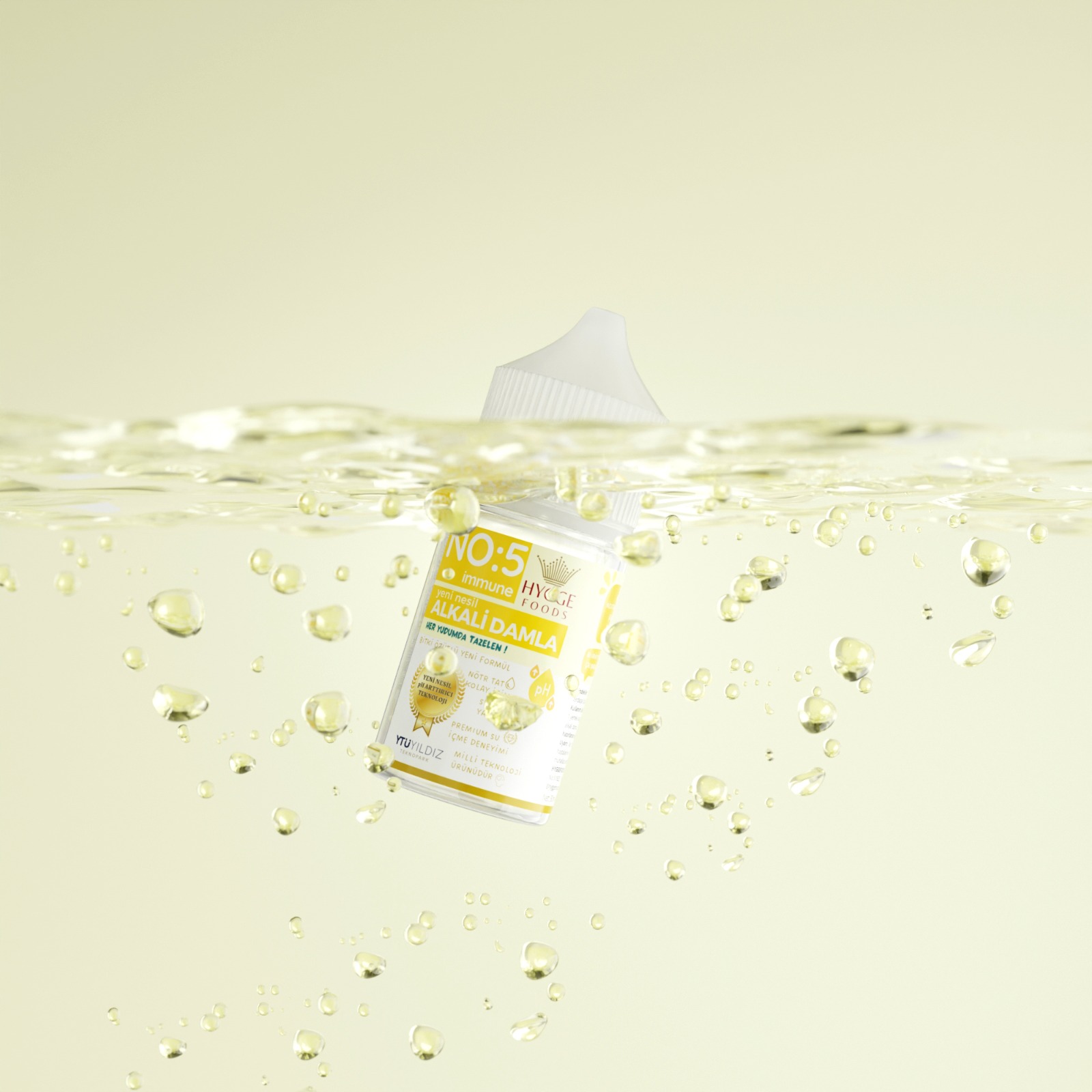 Doğal gün ışığında, su dolu bir bardakta beyaz çiçekler — Hyggefoods'un sade ve doğal ritüel anlayışı